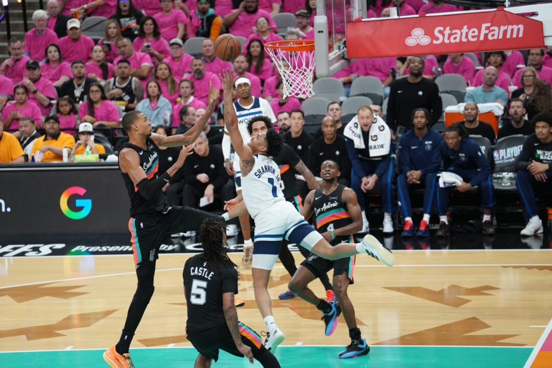 Victor Wembanyama prova a stoppare Terrence Shannon Jr in Gara 1 tra Spurs e Timberwolves