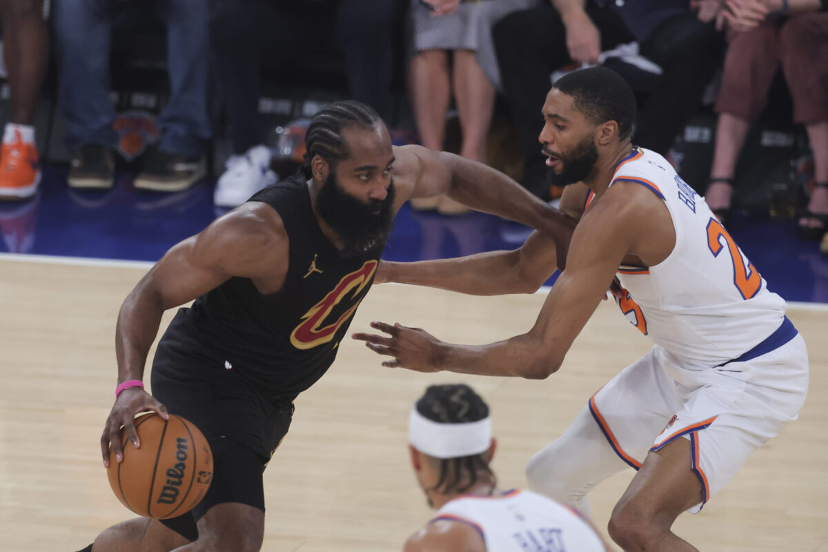 James Harden attacca Mikal Bridges in palleggio
