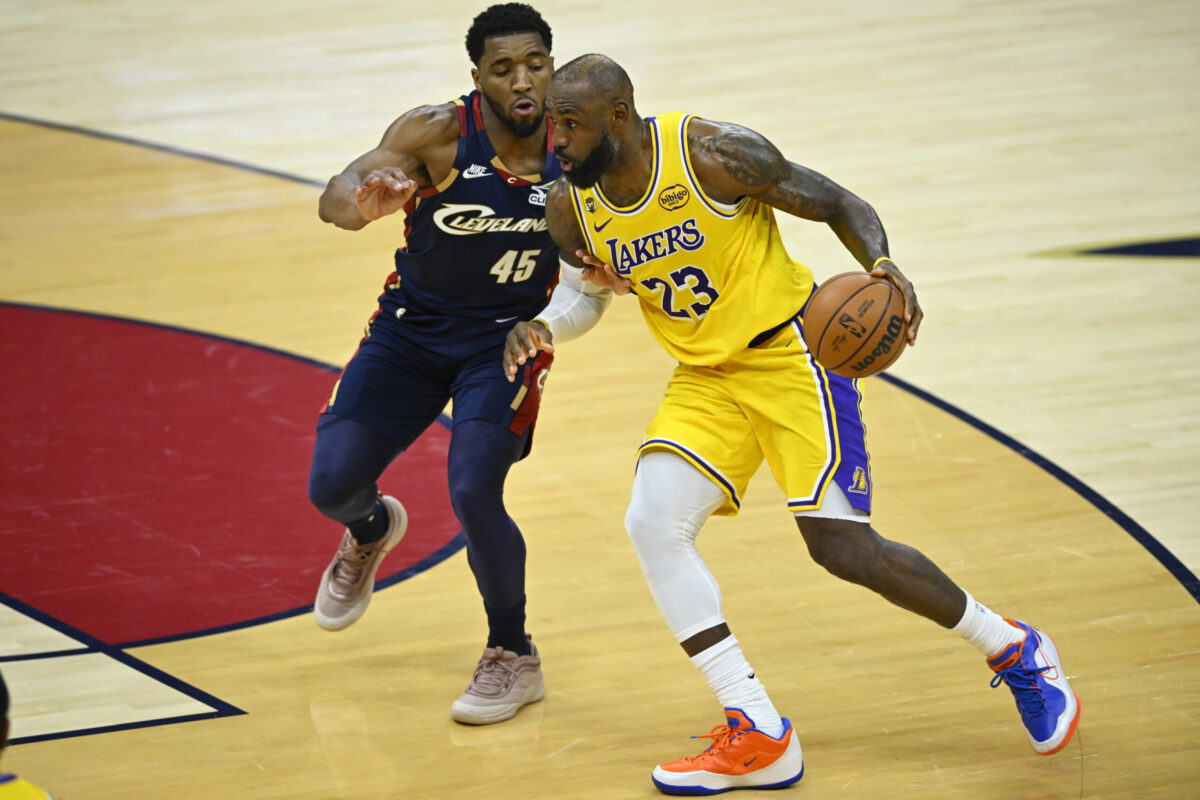 LeBron James attacca in palleggio Donovan Mitchell