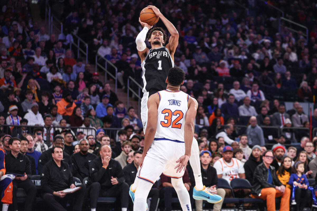 Victor Wembanyama tira contro la difesa di Karl-Anthony Towns, Spurs-Knicks