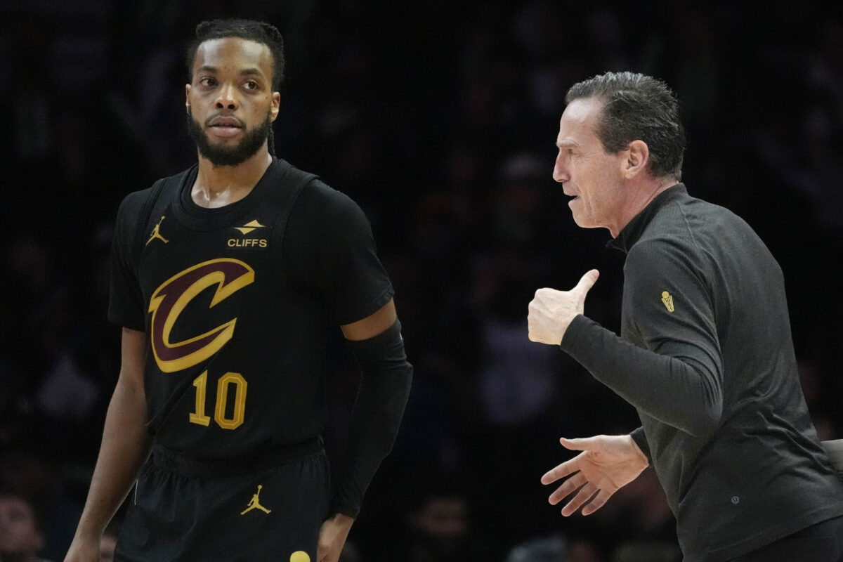 Darius Garland con coach Kenny Atkinson ai Cleveland Cavaliers