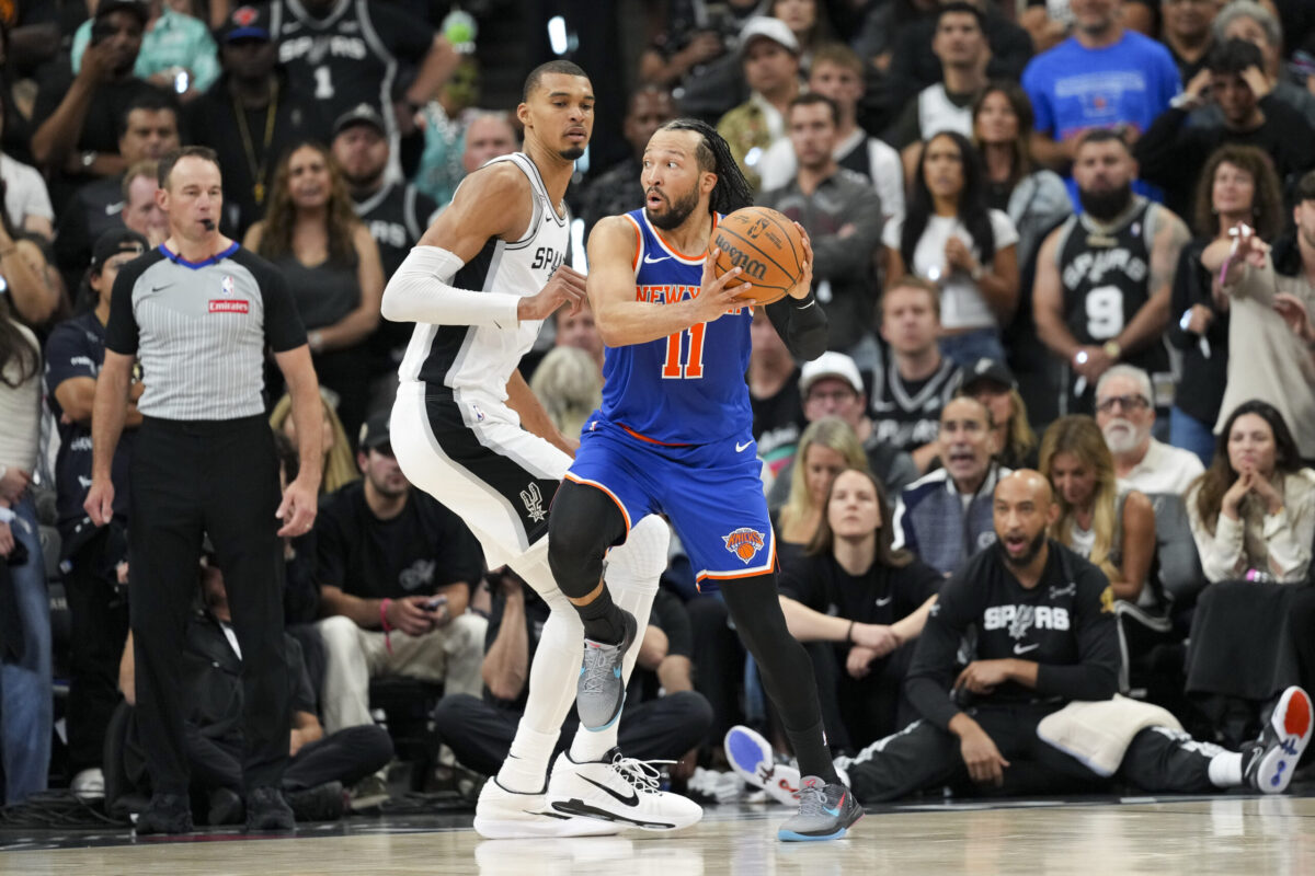 Victor Wembanyama difende su Jalen Brunson, duello chiave delle NBA Finals 2026