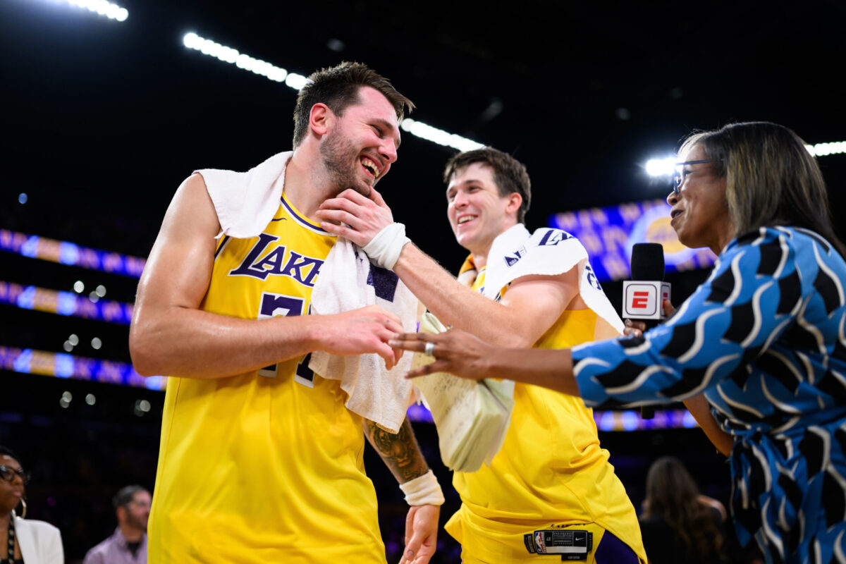 Luka Doncic e Austin Reaves durante un'intervista post-partita