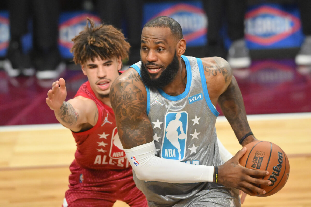 LaMelo Ball e LeBron James in azione all'All-Star Game 2022