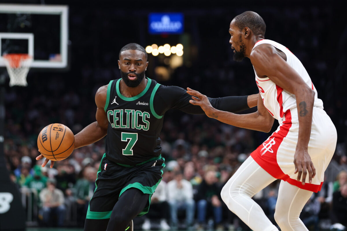 Jaylen Brown attacca Kevin Durant in palleggio