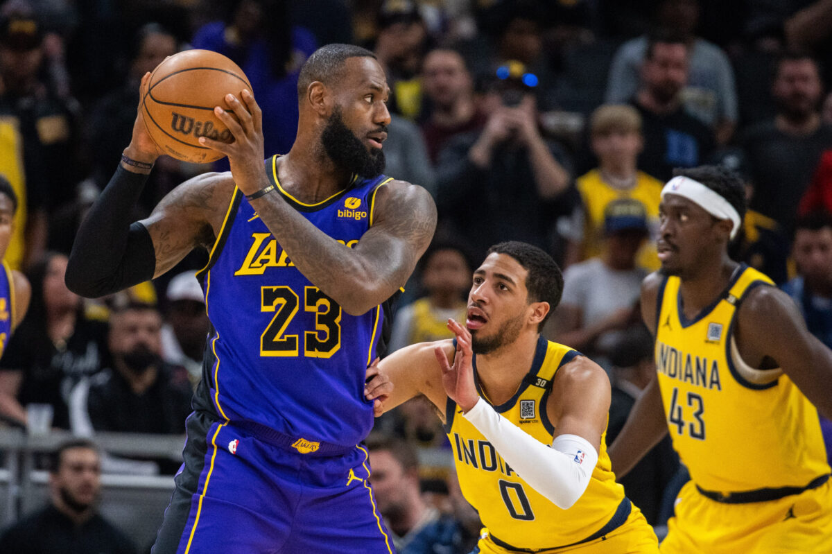 LeBron James in post contro Tyrese Haliburton