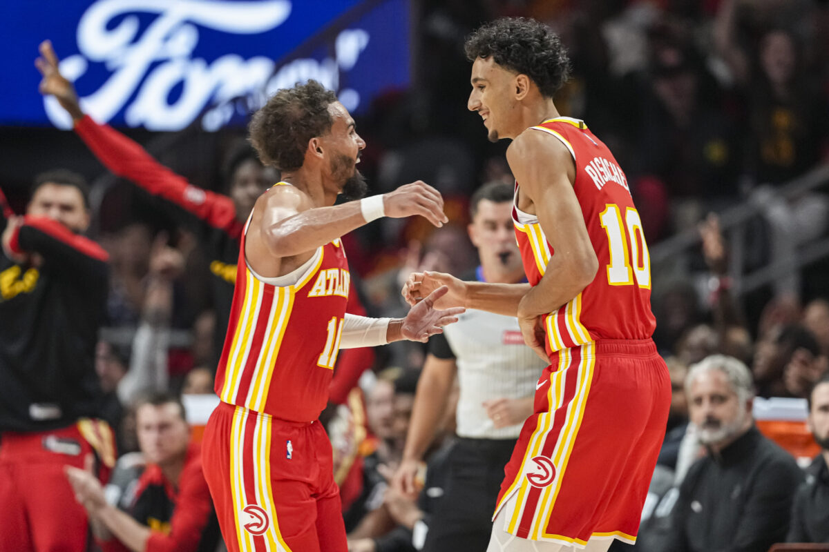 Trae Young esulta con Zaccharie Risacher
