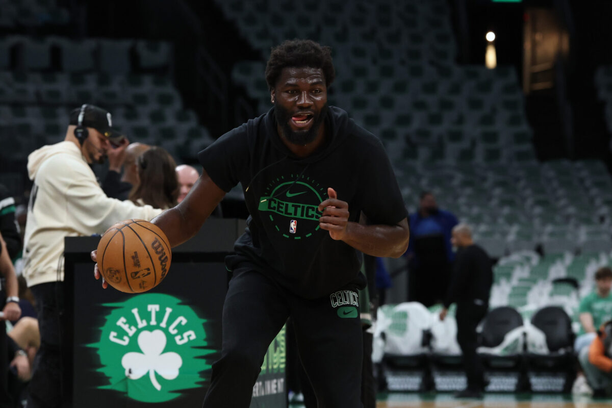 Neemias Queta in riscaldamento con la maglia dei Boston Celtics