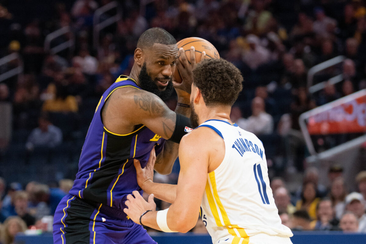 LeBron James attacca Klay Thompson in post