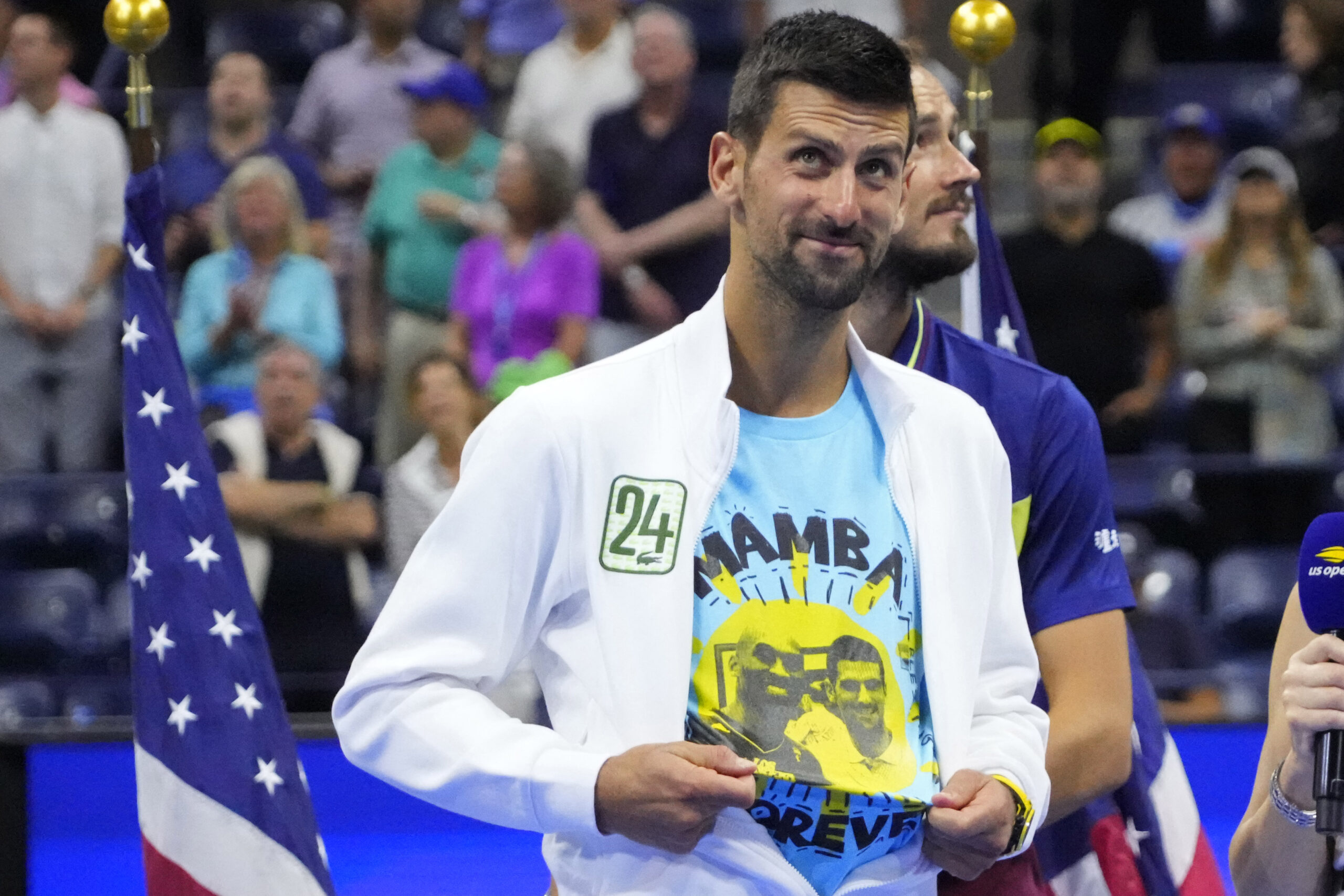 Novak Djokovic mostra la maglia dedicata a Kobe Bryant allo US Open 2023